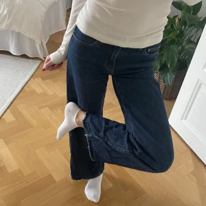Mörkblå jeansbyxor - Snygga mörkblå jeansbyxor med en avslappnad passform. Byxorna har en rak stil och är perfekta för en casual look. De är lågmidjade. 