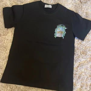 Svart t-shirt från Casablanca - Snygg svart oandvänd t-shirt från Casablanca med ett färgglatt tryck  på både fram- och baksidan. 