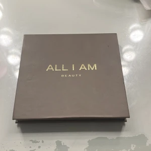 Multi-use palett från All I Am Beauty - Snygg multi-use palett från All I Am Beauty med fyra nyanser: en highlighter, en rouge, en bronzer och ett punder. Har använt en gång. Ny pris 500💕vid snabb affär kan pris diskuteras💕