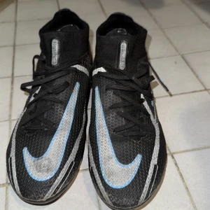 Nike phantom GT  - Säljer svarta Nike phantom GT skor. Säljs pågrundav de är för små. Kontakta gärna.