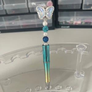 Hemmagjord blå penna med en fjäril🦋💕 - Hemmagjord blå penna med en fin fjäril på toppen😍🦋
