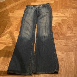 Blå bootcut jeans - Säljer ett par snygga blå bootcut jeans från ARACTIVE. Dem har inga defekter men är tyvärr för små för mig🥲 Har överflöd i min garderob därav priset haha💕