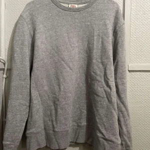 Grå sweatshirt från Franklin Marshall - Säljer en klassisk grå sweatshirt från Franklin Marshall. Tröjan har en rund halsringning och långa ärmar, perfekt för en avslappnad stil. Materialet är mjukt och bekvämt, idealiskt för kyligare dagar.