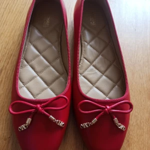 Michael Kors röda ballerina skor - Ett par helt nya Michael Kors ballerina skor. 