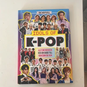 Idols of K-Pop - En 100% inofficiell guide till K-pop-världen, med fokus på musiken och en översikt över de största stjärnorna. Perfekt för fans som vill veta mer om sina favoritidoler och den koreanska vågen.