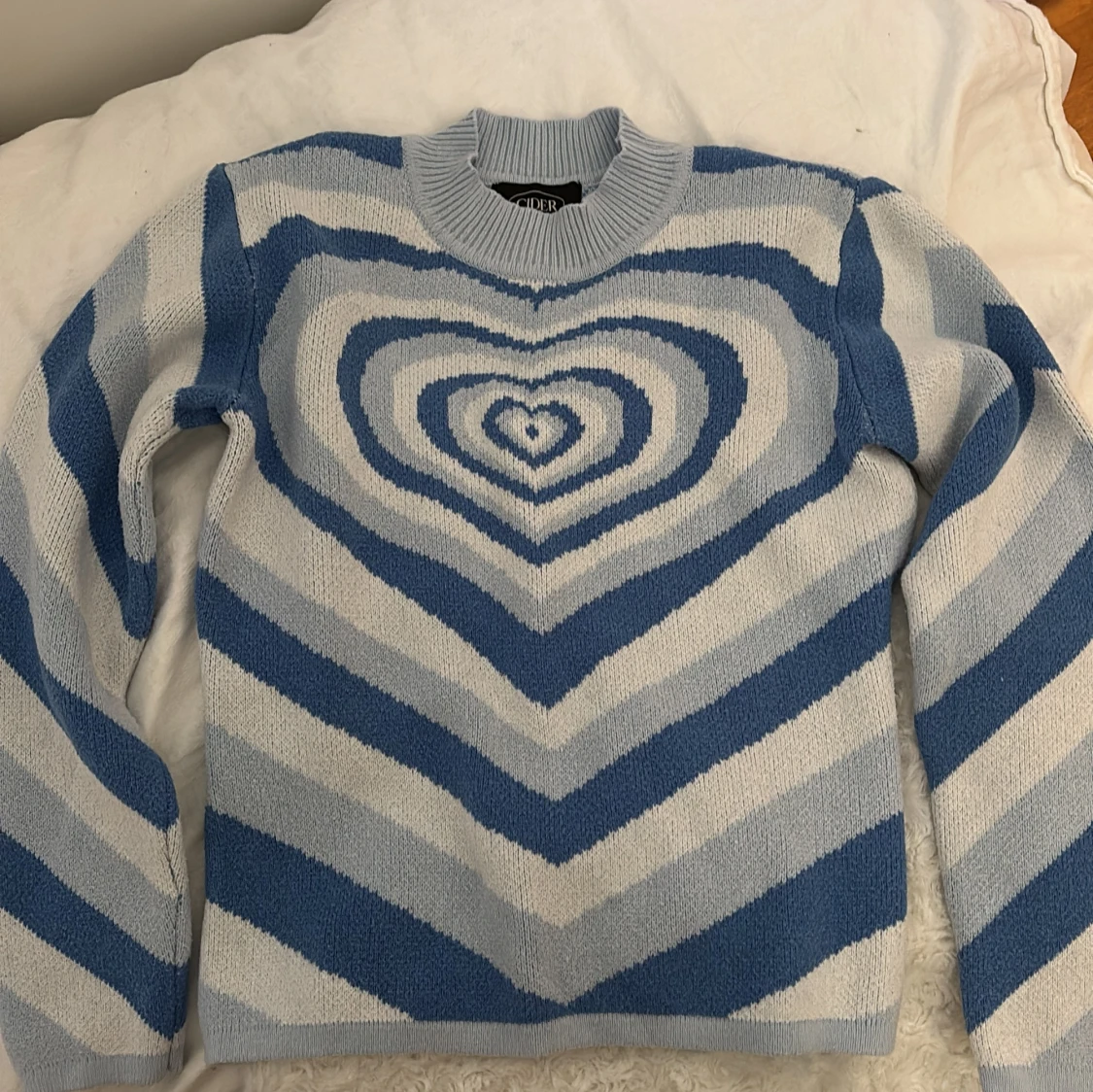 Blå och vit stickad tröja med hjärtmönster