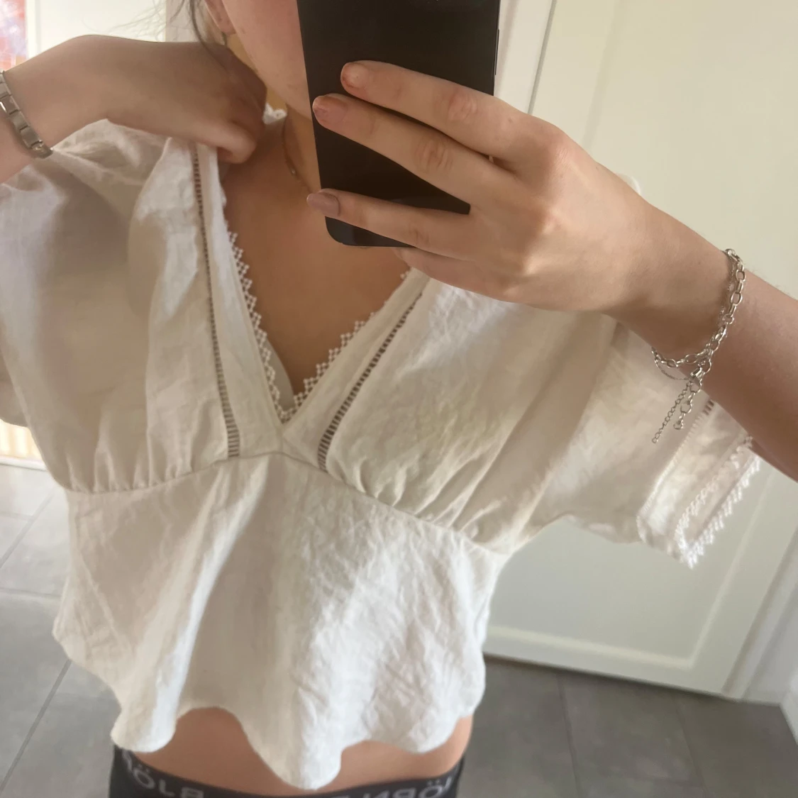 Vit blus med spetsdetaljer