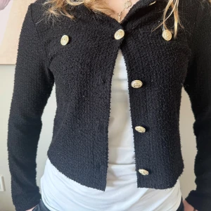 Svart cardigan jacka med guldknappar - Snygg svart cardigan jacka med guldknappar. Den har blivit använd ca 4 gånger. Superbra skick 🩷