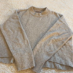Beige stickad tröja - Mysig beige stickad tröja från HM💓 Lite nopprig men i bra skick. Lik i längden som visas på sista bilden🙌
