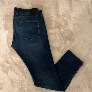 Replay anbass jeans (Mörkblå) - |Replay anbass jeans|Jeansen är använda en del men Inge defekter eller liknande 8,5/10|Nypris runt 1,7k mitt pris 609kr|Hör av dig vid funderingar, Pris kan diskuteras vid snabb affär