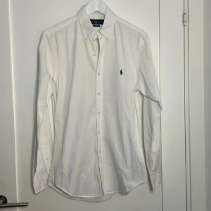 Polo ralph lauren skjorta  - Tja säljer då en riktigt schysst polo ralph lauren skjorta som är väldigt trendig just nu. Passar till festliga ärenden men även till vardagen för dig som vill vara stilig. Skick 8.5/10 Inga konstigheter. Kom dm vid frågor men även med prisförslag!