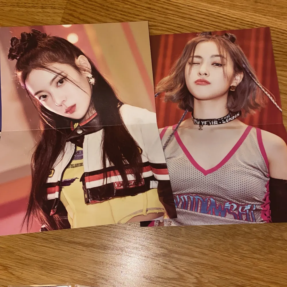 Säljer ITZY cheshire album för 200kr💕kommer med cd, 3st Photocards, 2st små posters💕Inga stora skador och skriv för fler bilder. Böcker.