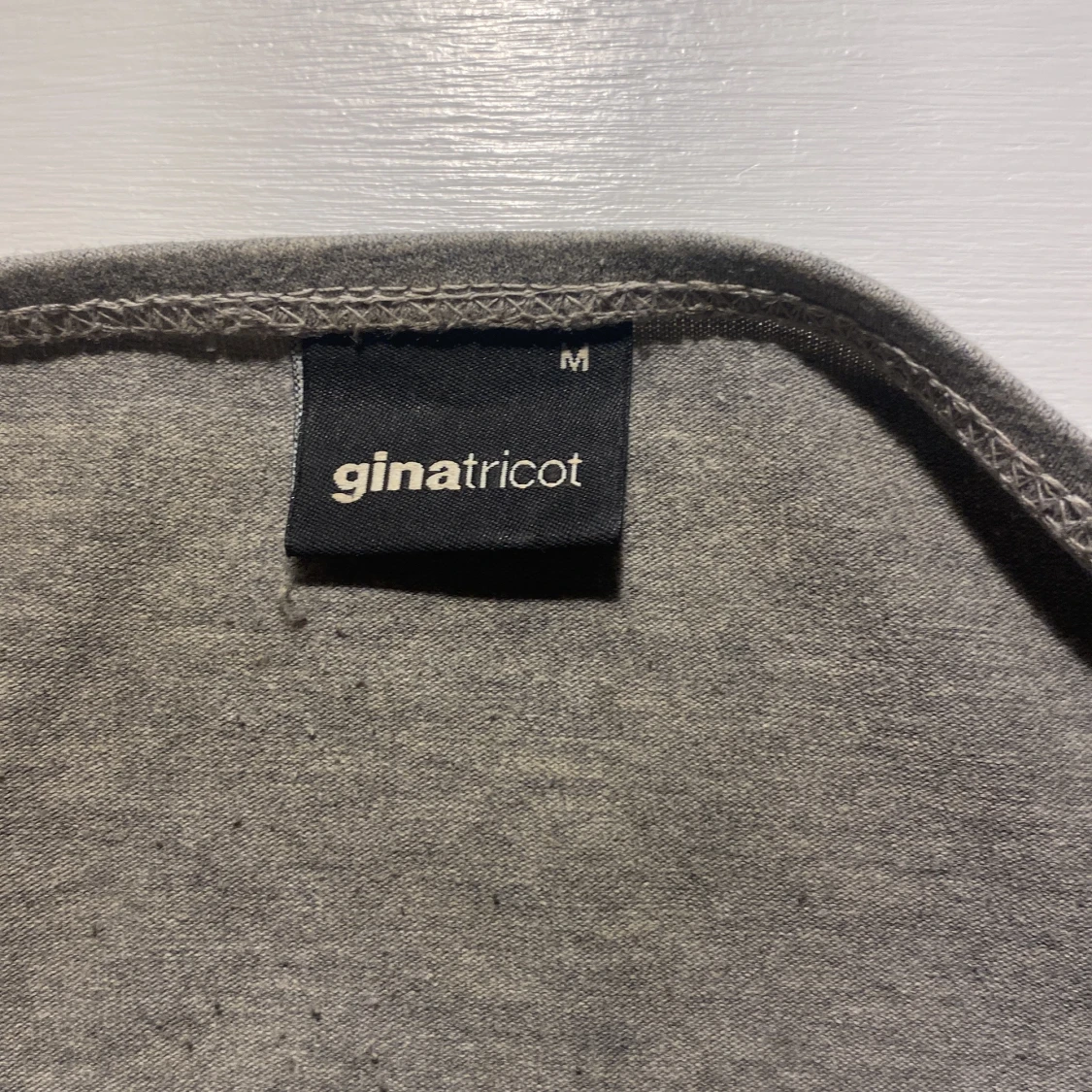 Grå topp från Gina Tricot - 2