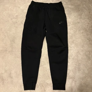 Nike tech byxor - Säljer nu dessa Nike tech byxor. Storlek M. Skriv vid fundering/fråga!