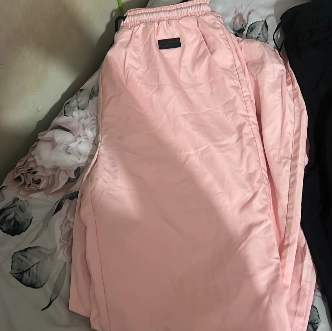 Rosa och svarta byxor - 1