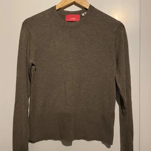 Brun tröja från JJXX! Ny!  - Säljer en stilren brun tröja från JJXX. Tröjan har långa ärmar och ribbade muddar vid ärmslut och nederkant. Perfekt för en avslappnad look.