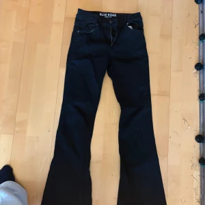 Svarta flare jeans från Blue Ridge - Snygga svarta flare jeans från Blue Ridge som jag säljer då jag inte använder dem längre! Har ett par likadana i blå på min profil också, så gå gärna in på min profil och kika! Jeansen är i ett material som känns som en blandning av typ jeans och mocka, lite svårt att beskriva. Men den är supersköna iallafall! Byxorna är i storlek 164 men passarnas ungefär XXS!  