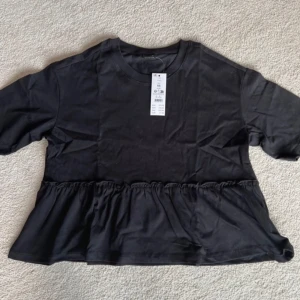 Gina tröja  - Din Gina tröja jag hade köpt, säljer pga att jag köpte fel storlek. Pris kan diskuteras genom snabb affär.❤️❤️ Ställ gärna frågor ❤️ Nypris 279kr