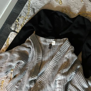 Grå och svart kofta - Båda för 100