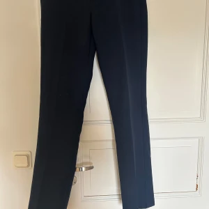 låg midjade blå kostymbyxor - Eleganta blå kostymbyxor. Perfekta för en stilren look. Byxorna har en klassisk design som passar till många olika tillfällen. Verkar inte finnas kvar i blå på hemsidan.