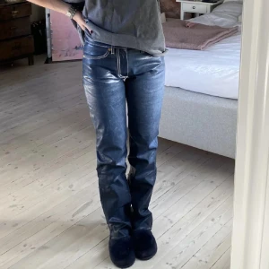 Eytys jeans - Säljer mina marinblåa eytys jeans, påminner om skinnbyxor. Jättesnygga men används inte så ofta så säljer! I perfekt skick❤️