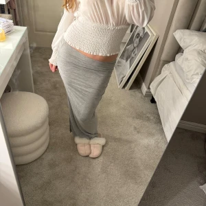 Grå långkjol med slits - Grå långkjol men man kan också ha den som en klänning! Bra skick