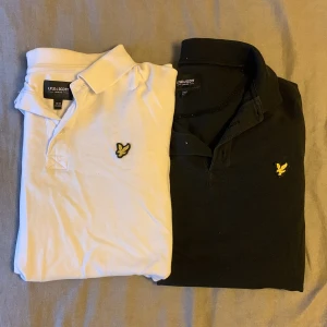 Vita och svarta pikétröjor från Lyle & Scott - Säljer två klassiska pikétröjor från Lyle & Scott i vitt och svart. Båda tröjorna har den ikoniska loggan på bröstet och en stilren krage med knappar. Perfekta för en stilren och avslappnad look och nu till sommaren. Storleken är 14-15 år men sitter som en XS-S. Vid några funderingar är det bara att kontakta.