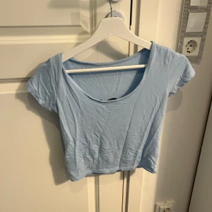 Basic blå öppen rygg tröja - Använd ett fåtal gånger men kommer inte längre till användning💗 köpt från lager men i bra skick!