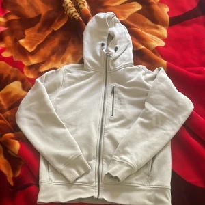 Sail Racing zip hoodie - Säljer en riktigt fet sail racing hoodie som är i riktigt bra kondition. Storleken är i S, men kan passa Xs också. Har ni några funderingar är det bara att fråga då jag är aktiv varje dag