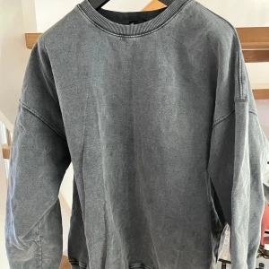 Grå sweatshirt från Asos - Grå sweatshirt från Reclaimed Vintage. Tröjan har i princip aldrig använts. Kontakta för info eller frågor!