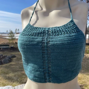 Egenvirkad halterneck-topp - Virkad av mig för längesen men aldrig använd då jag glömt den längst ned i garderoben, haha… knytning i nacke och rygg, 100% bomullsgarn och lite detaljer vid bysten. Osäker på pris - hojta! Passar nog lika bra till XS som S.