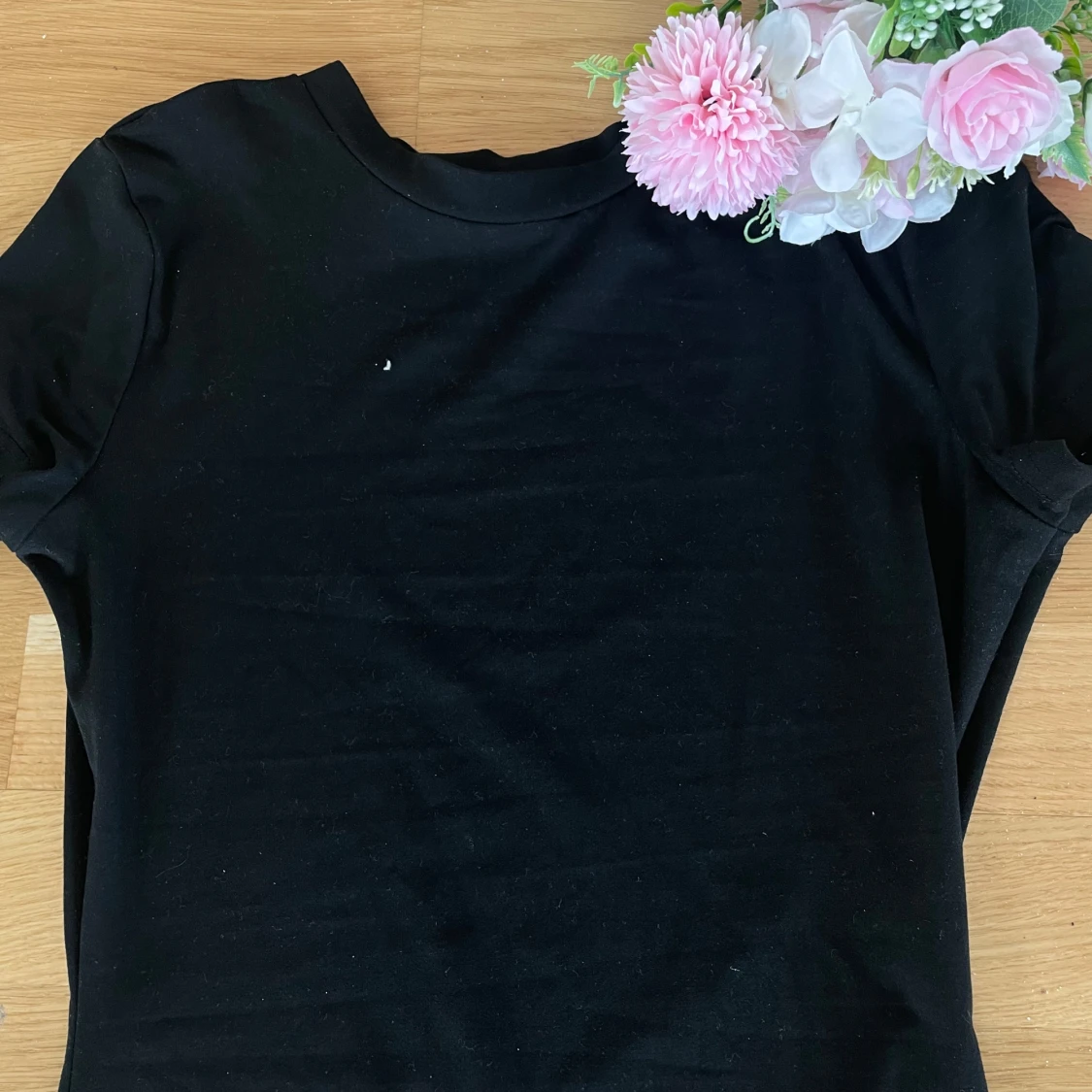 Svart klänning med blommig detalj - 2