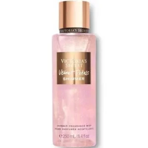 Victoria's Secret Velvet Petals Shimmer - Säljer en lyxig doftmist från Victoria's Secret, Velvet Petals Shimmer. Flaskan är rosa med en glittrande effekt och har en elegant guldlock. Perfekt för att ge en skimrande touch till din dagliga doft. Använd fåtal gånger, nästan full.