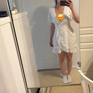 Vit kortärmad klänning - Vit kortärmad klänning, super fin till sommaren/studenten. Storlek S. 