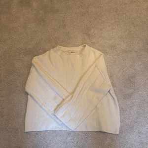 Beige stickad tröja - Säljer en mysig vit stickad tröja med utsvänga och långa ärmar. Superfin tröja men kommer tyvärr inte till användning någonting. 