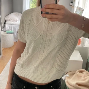 Vit stickad kortärmad tröja - Säljer denna jätte fina kortärmade stickade tröjan från Kappahl. Säljer då den inte kommer till användning.