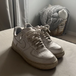 Nike air force 1 - Vita Nike air force one, helt ok skick bara lite smutsiga, strl 42