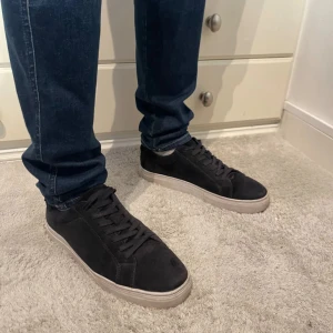 Vagabond skor - Snygga svarta sneakers i mocka med rund tå och snörning. De har en vit sula som ger en stilren kontrast. Perfekta för en avslappnad look.