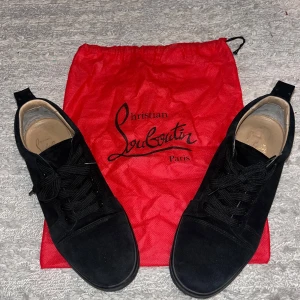 Christian Louboutins Svart - Christian Louboutin – Svarta mocha Loubs. (storlek 43, passar även 42) Snygga och eleganta svarta Christian Louboutin-skor i klassisk design. Tillverkade i högkvalitet med den ikoniska röda sulan. Skorna är i storlek 43 men passar även en 42:a tack vare den något smala passformen.