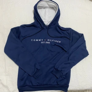 Blå hoodie från Tommy Hilfiger - Snygg blå Tommy hillfiger hoodie helt ny. Storlek S (170-175cm). Nypris: 800kr