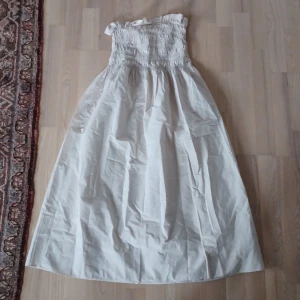 Off white axelbandslös klänning - Klänningen är i M men top delen är stretching så går ksk för L 