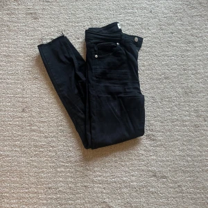 Svarta jeansbyxor - Snygga svarta jeans från NA-KD🫶🏼🩷
