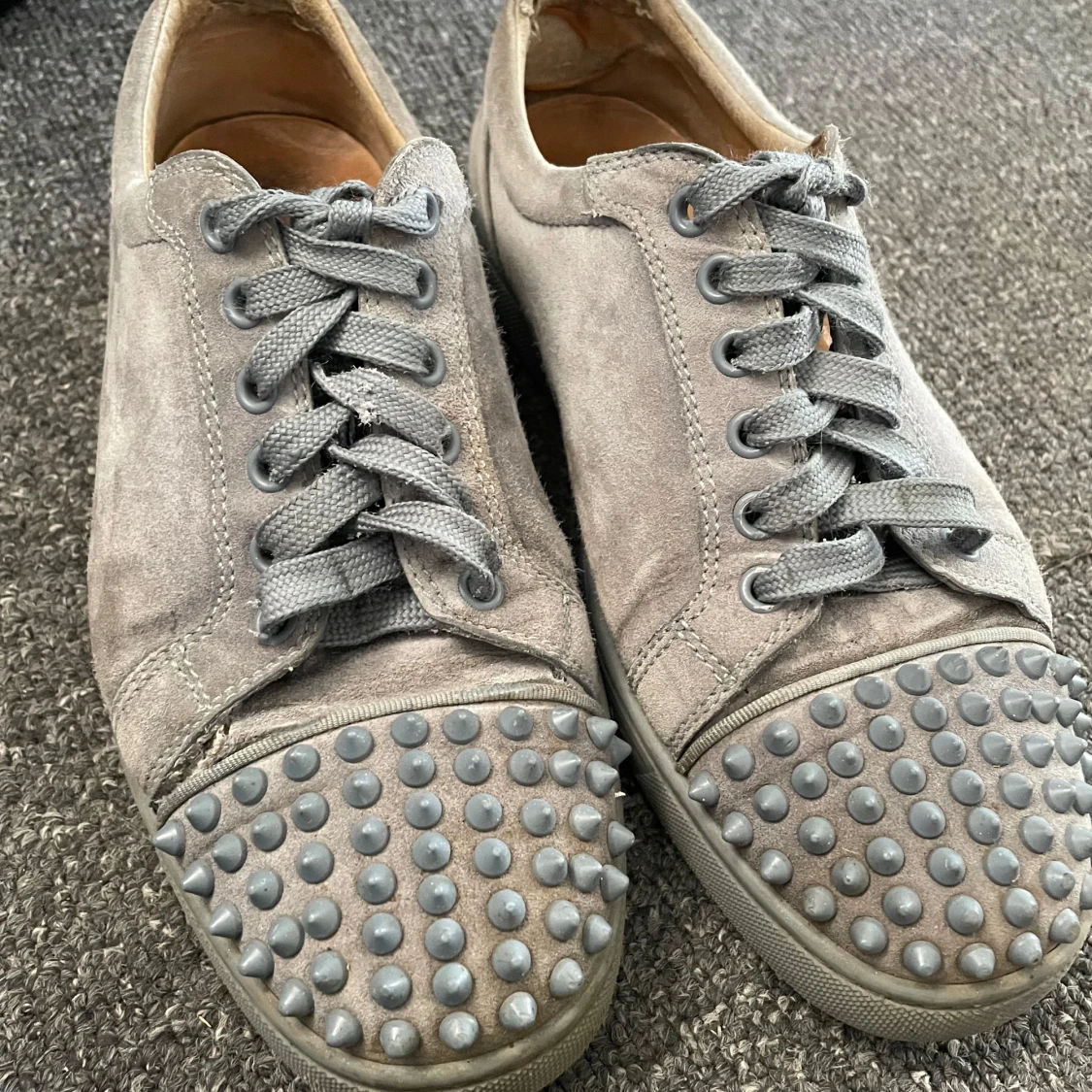 Grå sneakers med nitar