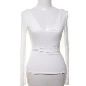 Vit långärmad topp - Säljer en stilren vit långärmad topp med v-ringning. 