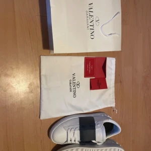 Valentino open -  Helt ny skick 10/10,storlek 44