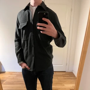 A Days March Overshirt mörkgrön - Säljer denna sjukt snygga Overshirten från A Days March⭐️ Färgen är mörkgrön och storleken är M✅Jackan har inga defekter och skicket är utomordentligt🙌🤝 Sjukt najs passform och passar perfekt som vår och sommarjacka☀️🙌 Tveka inte på att höra av er dig vid minsta fråga eller fundering😊