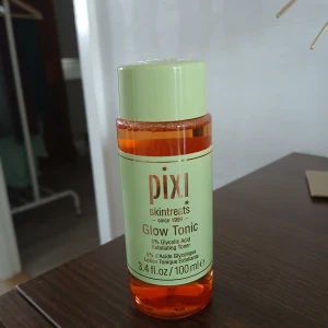 Pixi Glow Tonic - Pixi Glow Tonic är en exfolierande toner med 5% glykolsyra som hjälper till att förbättra hudens textur och ge en strålande lyster.  Endast testat den 100 ml flaska.
