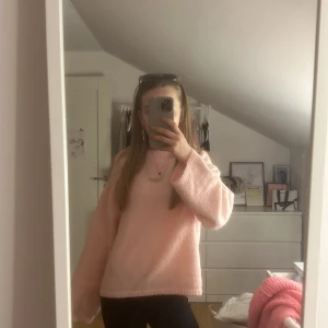 Stickad rosa  tröja gina tricot❣️❣️ - Säljer nu en superfin stickad tröja från Gina tricot i storlek Xs❣️ Lite nopprig men annars i superfint skick❣️ säljer då den inte kommer till andvänding längre❣️