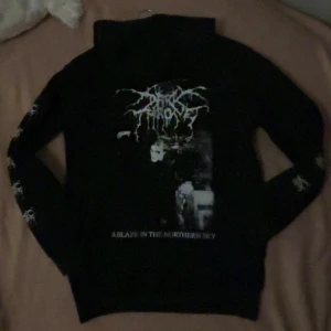 Svart zip up hoodie Darkthrone - Svart darkthrone zip up hoodie. Storlek M. Ordinarie pris 600kr säljer för 270kr märke Metalshop.se pris Går att skriva om. Säljer för att jag har slutat lyssna på dem. Kan skicka privat på hur hoodien sitter på :) 