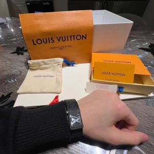 Armband - Säljer armband i ny skick helt oanvänd , alla grejer medföljer , passar alla storlekar på handled , bra present att ge t nån